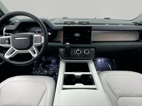 Used 2025 Land Rover Defender 110 X-Dynamic SE image 7