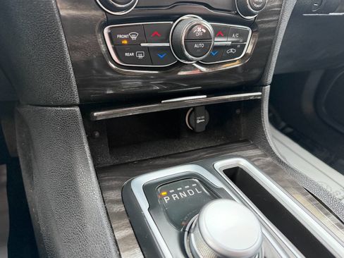 Used 2015 Chrysler 300 Limited image 47