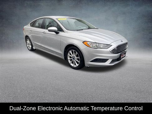 Used 2017 Ford Fusion SE w/ Fusion SE Technology Package image 9