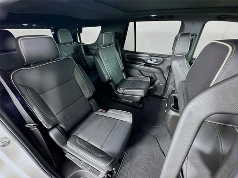 Used 2023 GMC Yukon SLT w/ SLT Premium Package RWD image 30