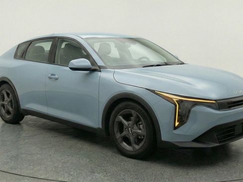 Used 2025 Kia K4 LXS image 1