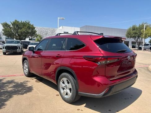 Used 2023 Toyota Highlander LE FWD image 7