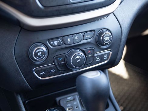 Used 2017 Jeep Cherokee Latitude w/ Cold Weather Group image 13