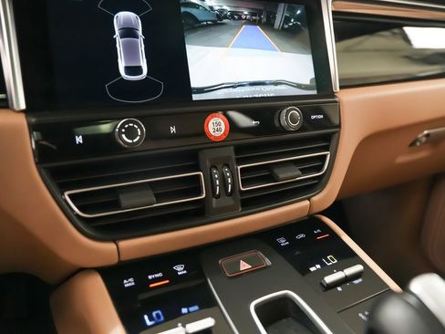 Certified 2023 Porsche Macan AWD/4WD image 31