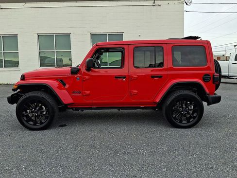 Used 2025 Jeep Wrangler Unlimited Sahara w/ Safety Group AWD/4WD image 9