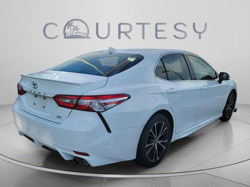 Used 2020 Toyota Camry SE FWD image 3