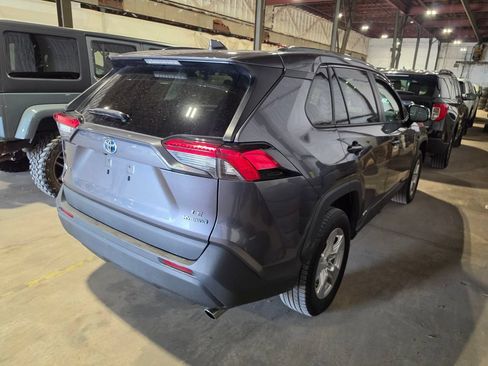 Used 2021 Toyota RAV4 LE AWD/4WD image 2