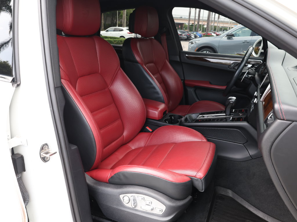 Used 2023 Porsche Macan Turbo AWD/4WD image 21
