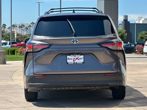 Certified 2022 Toyota Sienna XLE w/ XLE Plus Package FWD image 6