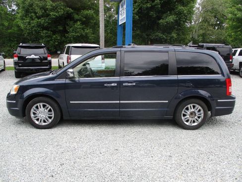 Used 2008 Chrysler Town & Country Limited w/ Entertainment Group #3 FWD image 2