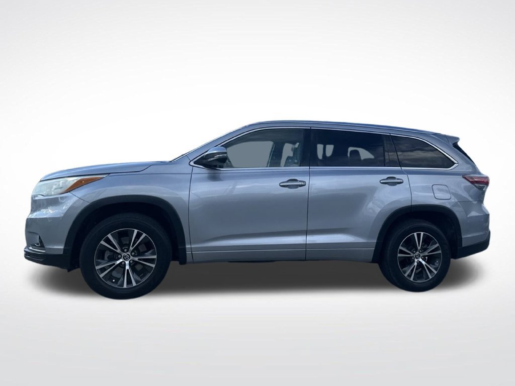 Used 2016 Toyota Highlander XLE FWD image 2