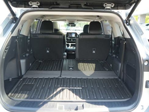 Used 2022 Toyota Highlander XLE AWD/4WD image 38