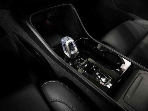 Certified 2025 Volvo XC40 B5 Plus image 34