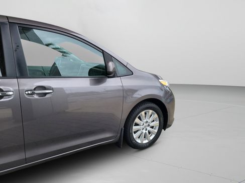Used 2015 Toyota Sienna XLE image 9