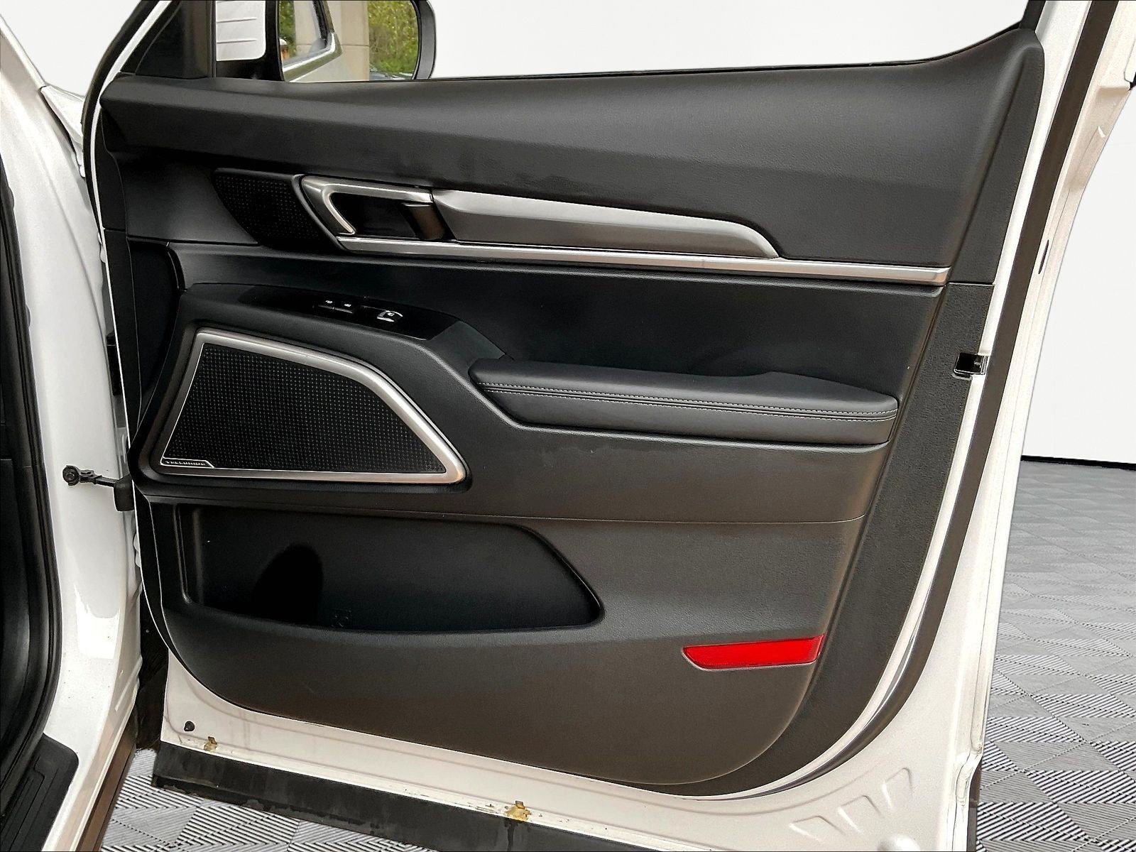 Used 2025 Kia Telluride LX FWD image 28