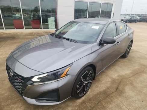 Certified 2024 Nissan Altima 2.5 SR w/ SR Premium Package image 6