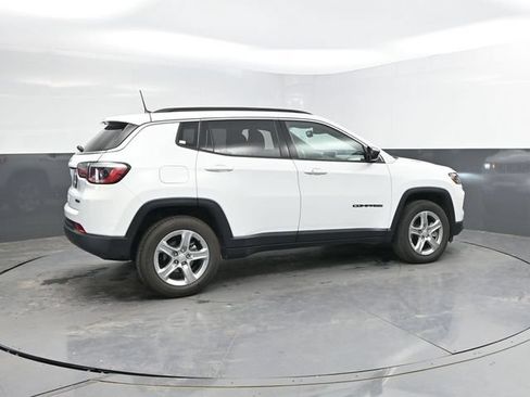 Used 2024 Jeep Compass Latitude AWD/4WD image 2