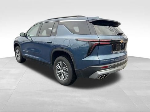 Used 2025 Chevrolet Traverse LT image 5