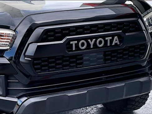 Used 2018 Toyota Tacoma TRD Off-Road w/ Technology Package AWD/4WD image 32