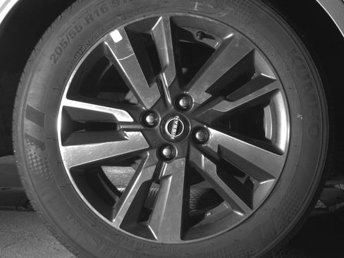 Used 2025 Nissan Versa SV FWD image 15