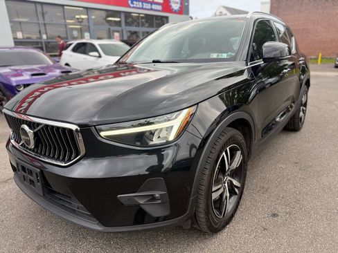 Used 2023 Volvo XC40 B5 Plus AWD/4WD image 1