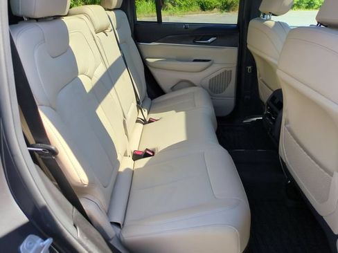 Used 2024 Jeep Grand Cherokee Limited w/ Luxury Tech Group II AWD/4WD image 31