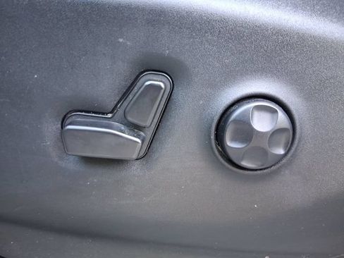 Used 2024 Chrysler Pacifica Touring-L FWD image 13