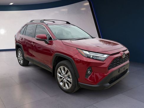 Used 2022 Toyota RAV4 XLE Premium image 7