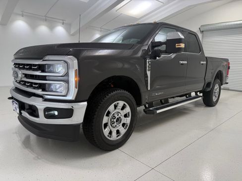 Used 2025 Ford F350 Lariat w/ Chrome Package image 3
