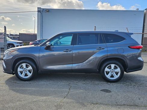 Used 2021 Toyota Highlander LE image 5