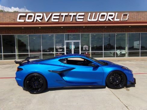 Used 2025 Chevrolet Corvette Z06 w/ Z07 Performance Package RWD image 4