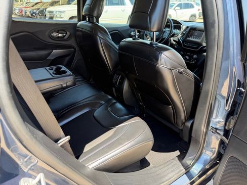 Used 2019 Jeep Cherokee Latitude Plus FWD image 30