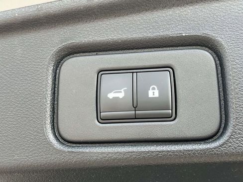 Used 2025 Nissan Pathfinder Platinum FWD image 23