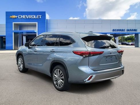 Used 2021 Toyota Highlander Platinum FWD image 3