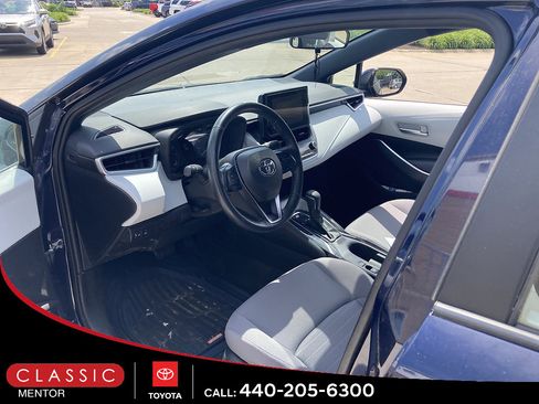 Used 2023 Toyota Corolla SE w/ SE Premium Package FWD image 3