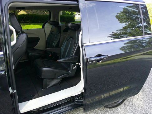 Used 2023 Chrysler Pacifica Touring-L FWD image 17