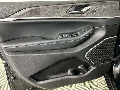 Used 2023 Jeep Grand Cherokee Limited w/ Black Appearance Package image 11