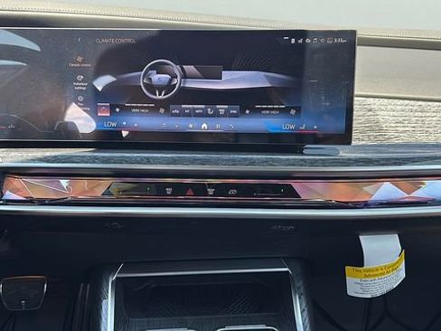 Certified 2025 BMW 760i xDrive w/ Premium Package AWD/4WD image 10