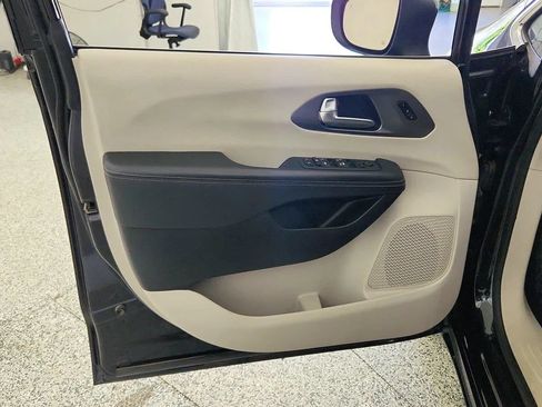 Used 2023 Chrysler Pacifica Touring-L FWD image 23