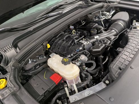 Used 2025 Jeep Grand Cherokee Altitude AWD/4WD image 36