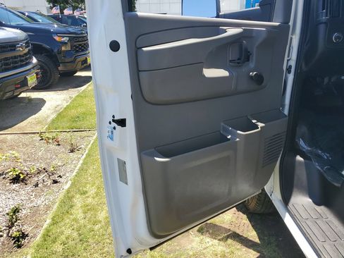 Used 2015 Chevrolet Express 3500 Extended w/ Chrome Appearance Package RWD image 17
