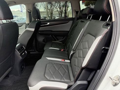 Used 2025 Volkswagen Atlas Peak Edition SE AWD/4WD image 24