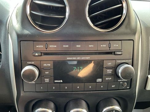 Used 2014 Jeep Compass Latitude FWD image 22