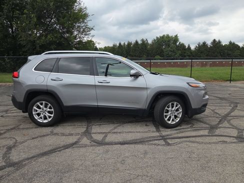 Used 2017 Jeep Cherokee Latitude w/ Safety/Convenience Group AWD/4WD image 6