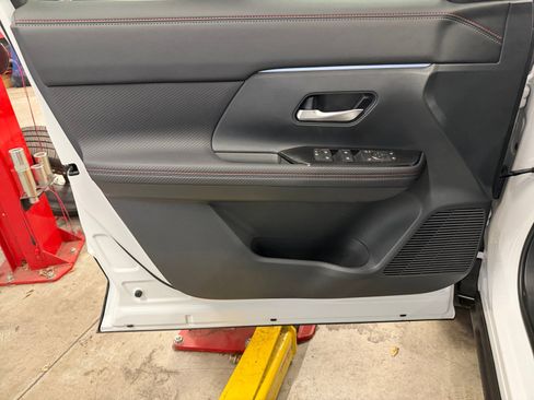 Used 2025 Nissan Kicks SR image 25