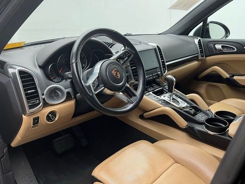 Certified 2018 Porsche Cayenne Platinum Edition image 4