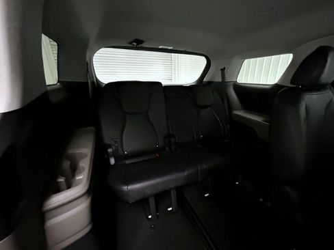 Used 2025 Kia Carnival FWD image 18
