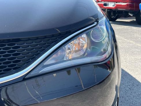Used 2018 Chrysler Pacifica Touring-L FWD image 9