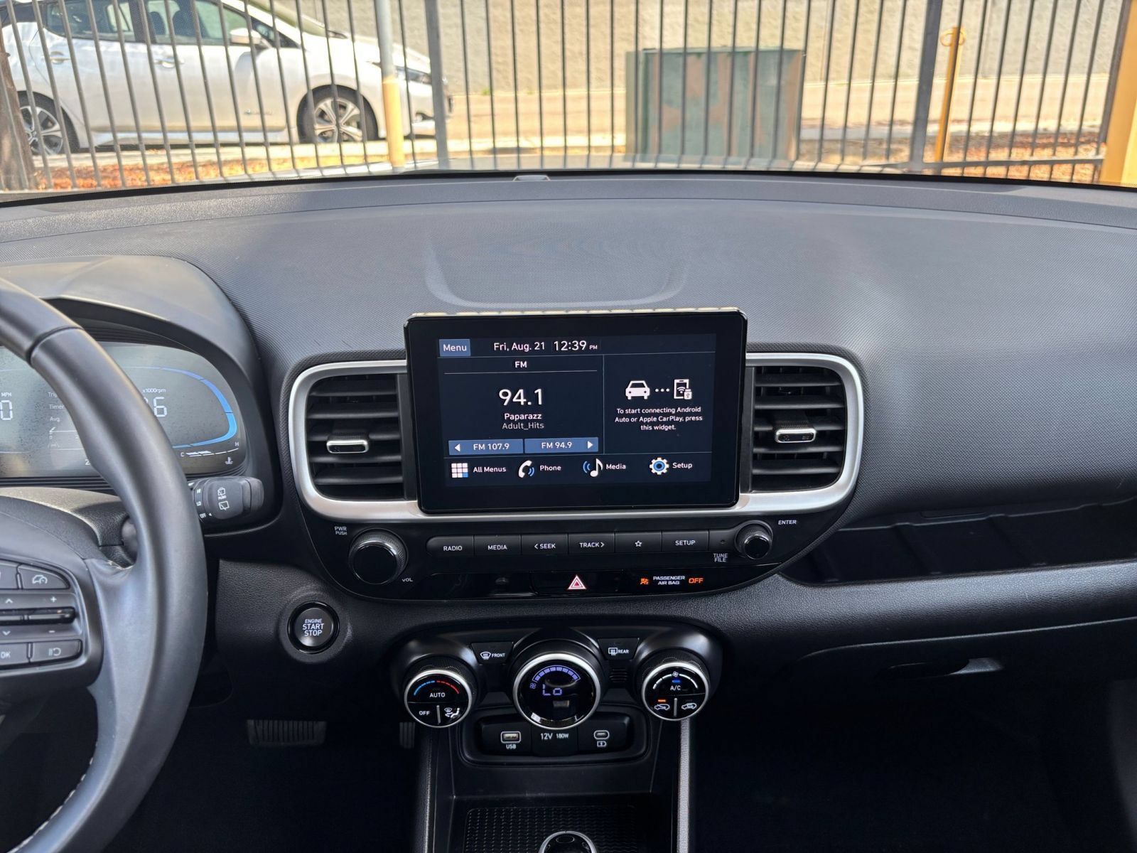 Used 2025 Hyundai Venue SEL FWD image 16