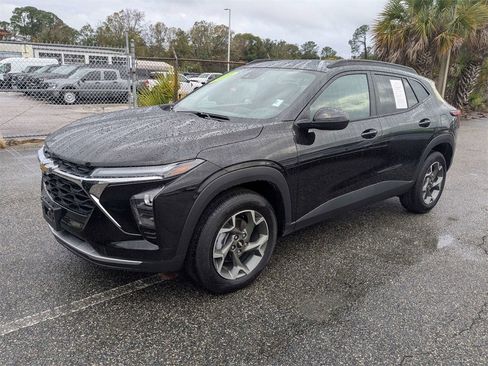 Used 2025 Chevrolet Trax LT w/ LT Convenience Package image 8